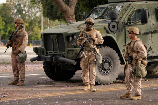 13일 미국 캘리포니아주 로스앤젤레스에 파견된 해병대원들이 윌셔 연방청사 앞에서 경비를 서고 있다. 로스앤젤레스=로이터 연합뉴스