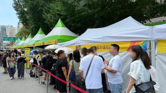 14일 서울 중구 남대문로와 우정국대로에서 열린 '2025 제26회 퀴어퍼레이드'에서 참가자들이 기념 촬영을 하기 위해 긴 줄을 서 있다. 문지수 기자