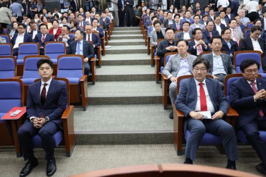 김용태 국민의힘 비상대책위원장과 권성동 원내대표가 9일 국회에서 열린 의원총회에 참석해 자리하고 있다. 뉴시스