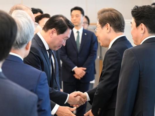 이재명 대통령이 13일 용산 대통령실에서 열린 국내 5대 그룹 회장 및 6개 경제 단체장 간담회에서 최태원 SK그룹 회장 겸 대한상공회의소 회장과 악수하고 있다. 왕태석 선임기자