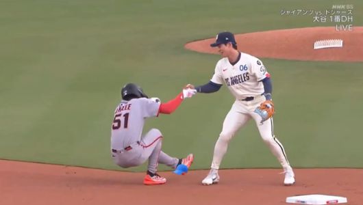 1회초 수비 후 김혜성이 이정후를 일으켜 세워주는 중계 화면 모습. NHK 캡처