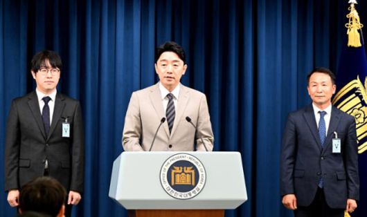 강훈식 대통령 비서실장이 15일 용산 대통령실 브리핑룸에서 김현종(오른쪽) 국가안보실 1차장 등 2·3차장과 하정우(왼쪽) AI미래기획수석의 인선을 발표하고 있다. 왕태석 선임기자