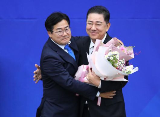 13일 서울 여의도 국회에서 열린 더불어민주당 제2기 원내대표 선출 의원총회에서 새 원내대표로 선출된 김병기(오른쪽) 의원이 박찬대 전 원내대표와 포옹하고 있다. 뉴스1