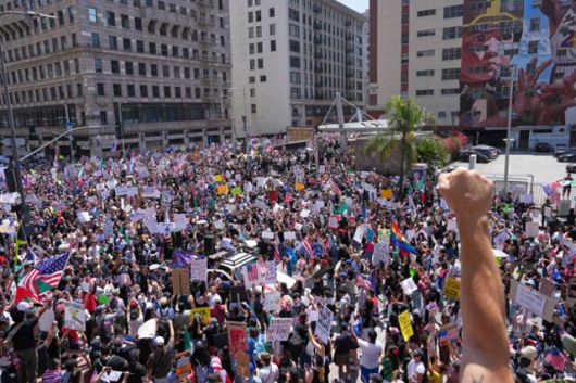 14일 미국 캘리포니아주 로스앤젤레스 도심에서 반트럼프 시위가 열리고 있다. 로스앤젤레스=AP 연합뉴스