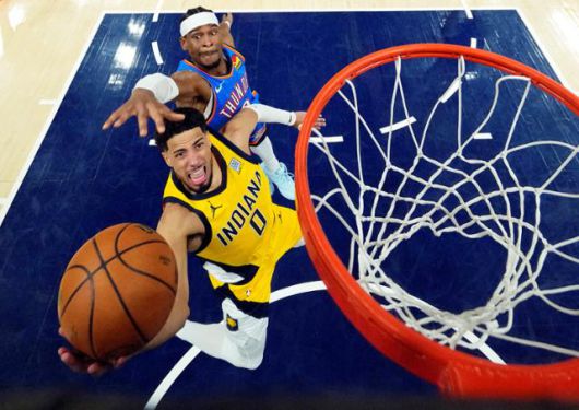 인디애나의 할리버튼(앞쪽)이 2024~25 NBA 파이널 4차전 도중 오클라호마시티의 길저스-알렉산더를 피해 공격을 시도하고 있다. 인디애나폴리스=Kyle Terada-Imagn Images 로이터 연합뉴스