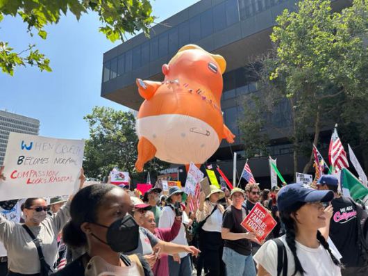 14일 도널드 트럼프 미국 대통령을 규탄하는 시위대가 미국 캘리포니아주 로스앤젤레스 도심 거리를 행진하고 있다. 로스앤젤레스=이서희 특파원