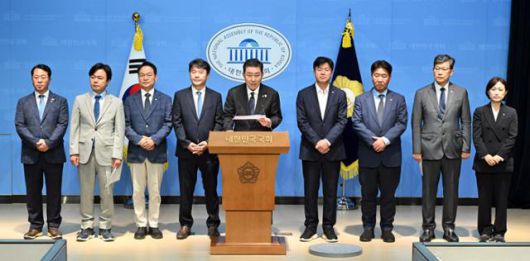 김병기(가운데) 더불어민주당 원내대표가 15일 국회에서 원내대표단 인선 발표를 하고 있다. 왼쪽부터 문금주·김현정 대변인, 허영 정책수석, 문진석 운영수석, 김 원내대표, 박상혁 소통수석, 이기헌 비서실장, 김남근 민생부대표, 백승아 대변인. 박시몬 기자