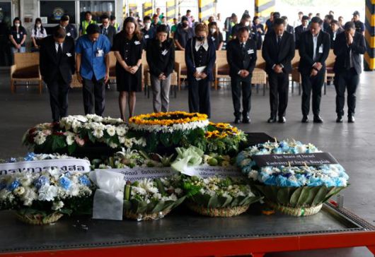 11일 태국 사뭇프라칸주에 위치한 수완나품 국제공항에서 2023년 10월 팔레스타인 무장정파 하마스의 이스라엘 공격 당시 인질로 잡혔다 목숨을 잃은 태국인 노동자 나타퐁 핀타의 시신이 도착하고 있다. 사뭇프라칸=EPA 연합뉴스