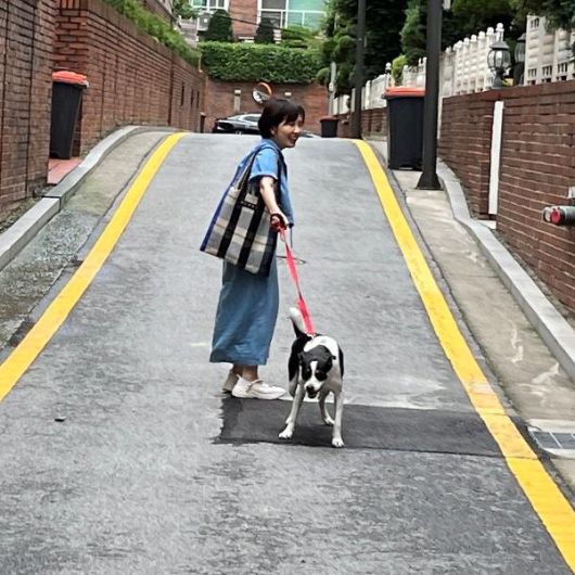 지난 2022년 12월 입양한 반려견 '루돌이'와 함께 산책하고 있는 소설가 정이현. 정이현 작가는 최근 루돌이와 함께한 반려생활을 기록한 산문 '어린 개가 왔다'를 출간했다. 한겨레출판 제공