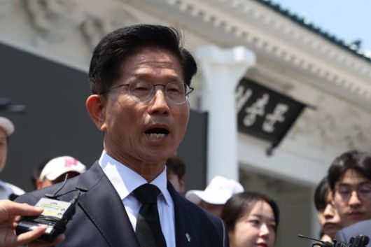 김문수 전 국민의힘 대선 후보가 현충일인 6일 오전 서울 동작구 국립서울현충원에서 현충탑 참배를 마치고 백브리핑하고 있다. 뉴시스