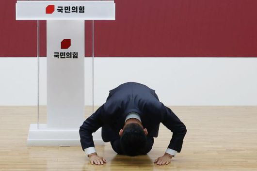 김문수 전 국민의힘 대선 후보가 4일 서울 여의도 국민의힘 당사에서 열린 중앙선대위 해단식에서 큰절하고 있다. 뉴스1