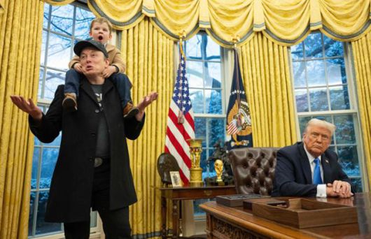 2월 11일 미국 워싱턴의 백악관 대통령 집무실에서 일론 머스크(왼쪽) 미 정부효율부(DOGE) 수장이 어린 아들을 목말을 태운 채 도널드 트럼프 미국 대통령 옆에서 DOGE 정책 방향을 설명하고 있다.﻿ 워싱턴=AFP 연합뉴스