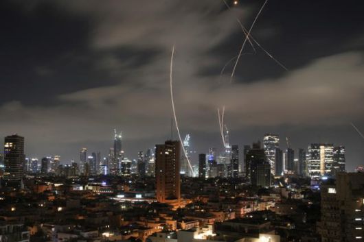 이스라엘군이 15일 텔아비브에서 대공 방어 시스템으로 이란의 미사일을 격추하고 있다. 텔아비브=AP 연합뉴스