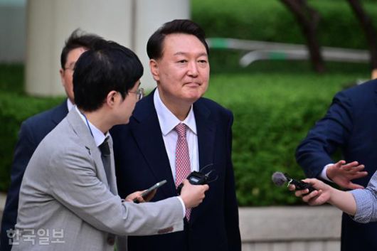 윤석열 전 대통령이 9일 서울 서초구 중앙지방법에서 열린 내란 우두머리 혐의, 직권남용 권리행사방해 혐의 사건 6차 공판을 마친 후 취재진 질문을 받으며 법원을 나서고 있다. 최원석 기자
