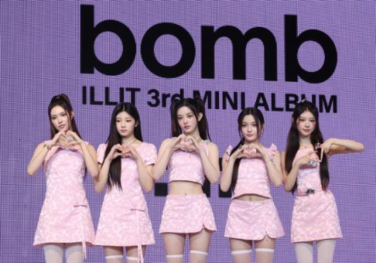 그룹 아일릿(ILLIT)이 16일 서울 광진구 예스24라이브홀에서 열린 세 번째 미니앨범 '밤'(bomb) 언론 공개회에서 포즈를 취하고 있다. 연합뉴스