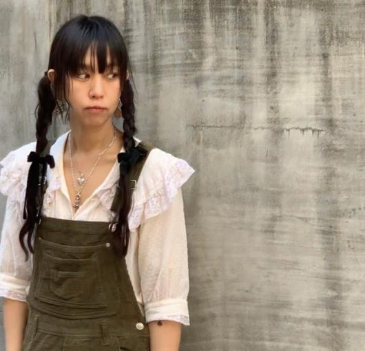 베이글 카페 '런던베이글뮤지엄'의 브랜드 총괄 디렉터인 료씨는 최근 책 '료의 생각 없는 생각'을 내고 남들과 같아지지 못해서, 남들의 기준에 맞지 못해서 불안해하시는 분들이 더듬더듬 자신만의 답을 찾아가게 되기를 바란다고 말했다. 열림원 제공