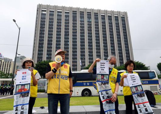 최성룡 납북자피해가족연합회 대표와 납북피해자 가족들이 16일 정부서울청사 정문 앞에서 전단 살포 이유와 살포된 전단지 내용, 실제 전단지를 보여주고 있다. 뉴시스