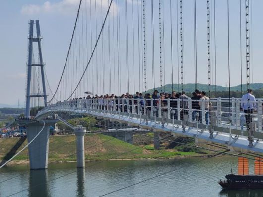 정식 개통한 지 45일 만에 방문객 100만 명을 돌파한 경기 여주시의 남한강 출렁다리. 여주시 제공