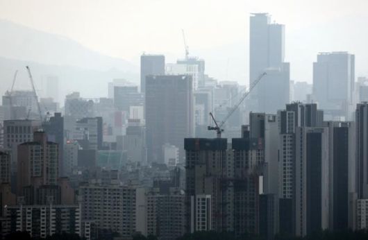 서울 아파트 가격이 들썩이고 있는 16일 남산에서 바라본 도심 풍경. 연합뉴스