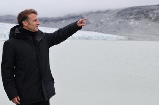 에마뉘엘 마크롱 프랑스 대통령이 15일 덴마크 자치령인 그린란드 북서부에 위치한 누나타르수아크 산 정상에 서서 손짓을 하고 있다. 이날 방문은 주요7개국(G7) 정상회의 참석을 위해 캐나다로 향하는 길목에 이뤄졌다. 누나타르수아크=AFP 연합뉴스