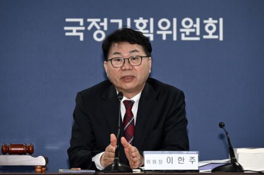 이한주 국정기획위원회 위원장이 16일 서울 종로구 정부서울청사 창성동 별관에서 열린 1차 전체 회의에서 모두 발언하고 있다. 이날 출범한 국정기획위원회는 정부가 임기 중 추진할 국정과제의 로드맵을 제시하며 국정운영 5개년 계획을 마련할 방침이다. 뉴스1