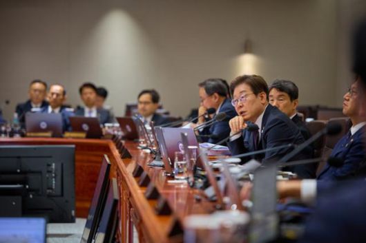 대통령실은 이재명 대통령이 10일 서울 용산 대통령실 청사에서 열린 국무회의에서 발언하는 모습을 11일 SNS에 공개했다. 대통령실 제공