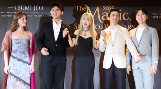 소프라노 줄리엣 타키노(왼쪽부터), 바리톤 리 지하오, 소프라노 조수미, 테너 조르주 비르만, 테너 이기업이 16일 서울 중구 프라자호텔에서 기자간담회를 하고 있다. 뉴시스