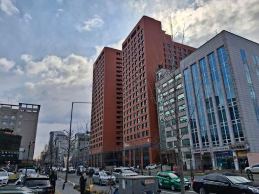 정부가 '이파트'로 분류한 서울 강동구 길동 청년안심주택. 대로변에 선 붉은 외장 건물 2동으로 주차장이 세대 수보다 크게 부족하고 소형 주택이 대다수다. 김민호 기자