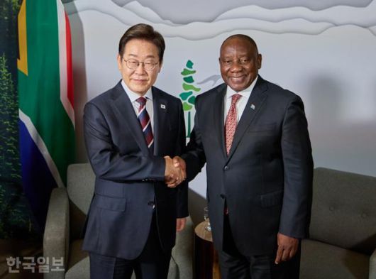주요 7개국(G7) 정상회의 참석차 캐나다를 방문한 이재명 대통령이 16일(현지시간) 캘거리 한 호텔에서 열린 시릴 라마포사 남아공 대통령과 한-남아공 정상회담에서 악수하고 있다. 공동취재사진