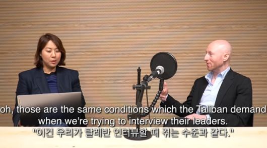 14일 독립언론 '뉴스포터'가 유튜브에 게시한 영상 일부. 영국 파이낸셜타임스 서울지국장인 크리스티안 데이비스(오른쪽)가 윤석열 정부의 언론관을 비판하고 있다. 유튜브 '뉴스포터' 채널 영상 캡처