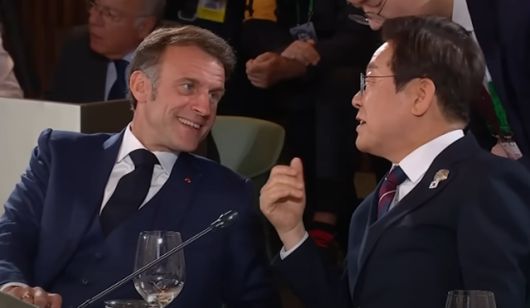 에마뉘엘 마크롱(왼쪽) 프랑스 대통령과 이재명 대통령이 주요7개국(G7) 정상회의 확대회담장에서 나란히 앉아 대화를 나누고 있다. 유튜브 JTBC채널 캡처