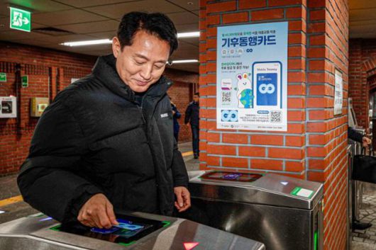오세훈 서울시장이 지난해 1월 서울 중구 시청역을 방문해 기후동행카드를 사용해 지하철을 이용하고 있다. 코리아타임스 심현철 기자