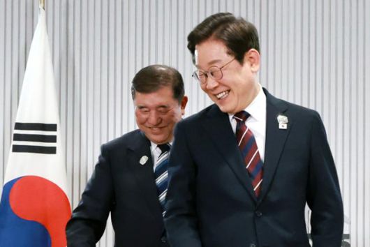 주요 7개국(G7) 정상회의 참석차 캐나다 앨버타주 캐내내스키스를 찾은 이재명 대통령이 17일 열린 한일 정상회담에서 이시바 시게루 일본 총리와 자리를 바꾸며 밝게 웃고 있다. 왕태석 선임기자