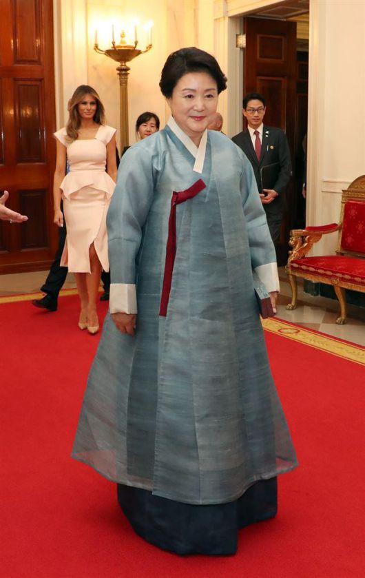 문재인 대통령의 부인 김정숙 여사가 2017년 6월 29일 미국 백악관에서 열린 한미 양국 정상 간 상견례 및 만찬장으로 이동하고 있다. 워싱턴=고영권 기자