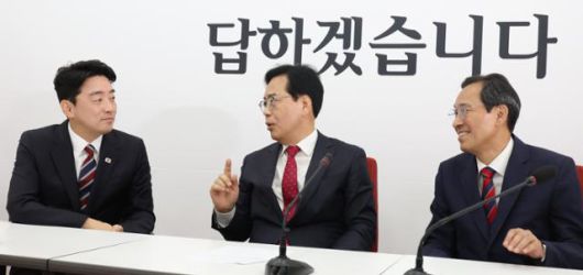 송언석(가운데) 국민의힘 원내대표와 강훈식 대통령실 비서실장, 우상호 정무수석이 17일 서울 여의도 국회에서 만나 대화하고 있다. 뉴시스