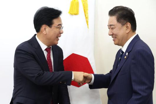 김병기(오른쪽) 더불어민주당 원내대표가 17일 서울 여의도 국회에서 국민의힘 송언석 원내대표를 예방해 인사를 나누고 있다. 고영권 기자