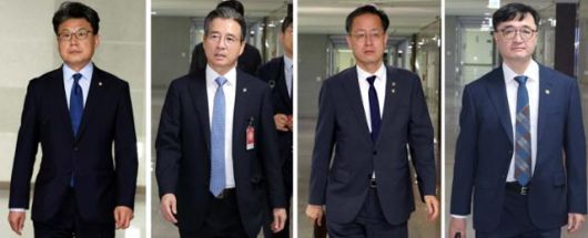 진성준(왼쪽 사진부터) 더불어민주당 정책위의장, 김용범 대통령실 정책실장, 이형일 기획재정부 1차관, 임기근 기재부 2차관이 18일 서울 여의도 국회 의원회관에서 열린 추경안 관련 비공개 실무 당정협의회에 참석하고 있다. 뉴시스