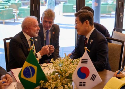 이재명 대통령이 17일 캐나다 앨버타주 캐내내스키스 주요 7개국(G7) 정상회의장에서 루이스 이나시우 룰라 다시우바(왼쪽) 브라질 대통령과 한-브라질 정상회담을 하고 있다. 캐내내스키스=뉴시스