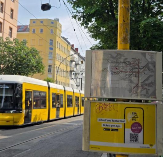 15일 독일 베를린 시내 트램 정류장에 '티켓을 구매하려면 BVG 앱에 접속하라'는 문구가 적혀 있다. BVG는 베를린 대중교통 애플리케이션으로 D티켓도 여기서 신청할 수 있다. 베를린=정승임 특파원