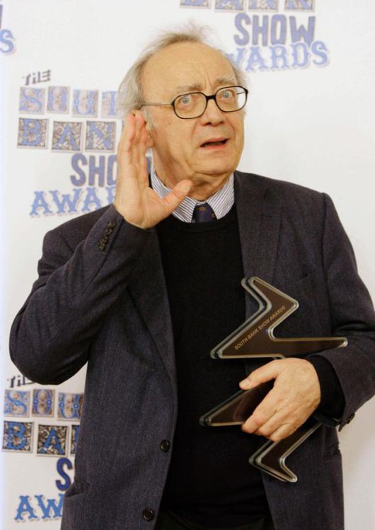 피아니스트 알프레트 브렌델은 2009년 1월 20일 영국 런던 사우스뱅크 어워즈에 참석해 포즈를 취하고 있다. 런던=AP 연합뉴스