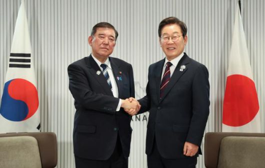 이재명 대통령과 이시바 시게루 일본 총리가 17일(현지시간) 캐나다 앨버타주 카나나스키스 주요 7개국(G7) 정상회의장에서 열린 한일 정상회담에서 악수하고 있다. 캘거리=연합뉴스