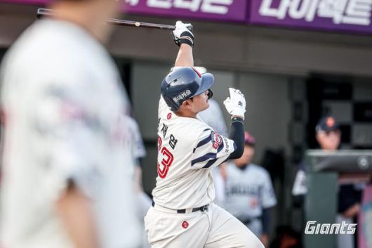 롯데 박재엽이 18일 한화와 경기에서 2회말 3점 홈런을 때리고 있다. 롯데 제공