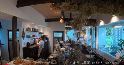 야마가타현 오키타마지구에서 카페 '구마키치노엔'을 운영하는 엔도 유키가 손님에게 낼 음료를 준비하고 있다. 야마가타현은 지난 1월 24일 자체 유튜브 계정에 오키타마에서 활약하는 여성들의 일상을 담은 동영상 '오키타마 빛나는 여성 인터뷰'를 공개했다. 야마가타현 유튜브 채널 캡처