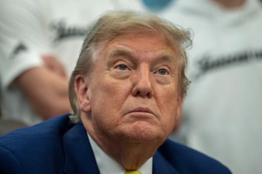 도널드 트럼프 미국 대통령이 18일 워싱턴DC 백악관 집무실에서 축구팀 유벤투스 선수들과 면담 중 기자들의 질문에 대답하고 있다. 워싱턴DC=EPA연합뉴스도널드 트럼프 미국 대통령이 18일 워싱턴DC 백악관 집무실에서 축구팀 유벤투스 선수들과 면담 중 기자들의 질문에 대답하고 있다. 워싱턴DC=EPA연합뉴스