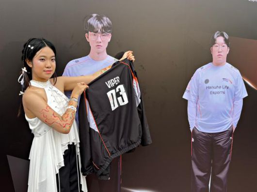 18일 '2025 HLE 글로벌 팬페스트 인 베트남' 행사가 열린 베트남 호찌민시 떤빈 체육관에서 한 팬이 유니폼을 들고 기념사진을 찍고 있다. 호찌민=허경주 특파원