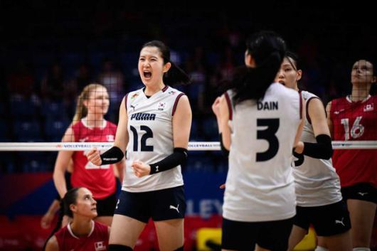 한국 여자 배구 대표팀 이다현이 18일 튀르키예 이스탄불에서 열린 VNL 2주 차 첫 경기에서 캐나다를 상대로 블로킹에 성공한 뒤 환호하고 있다. FIVB 홈페이지 캡처