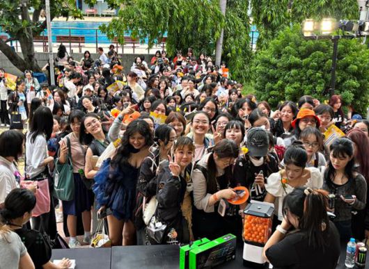 18일 '2025 HLE 글로벌 팬페스트 인 베트남' 행사가 열린 베트남 호찌민시 떤빈 체육관에서 팬들이 입장을 기다리고 있다. 호찌민=허경주 특파원