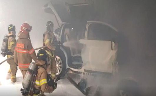 2020년 12월 9일 서울 용산구의 한 아파트 지하주차장에서 테슬라 전기차가 벽면에 부딪힌 뒤 불이 나 크게 훼손돼 있다. 용산소방서 제공