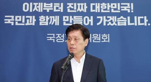 조승래 국정기획위원회 대변인이 19일 세종시 정부세종컨벤션센터에서 출입기자들에게 업무보고 내용 등을 브리핑하고 있다 세종=뉴스1