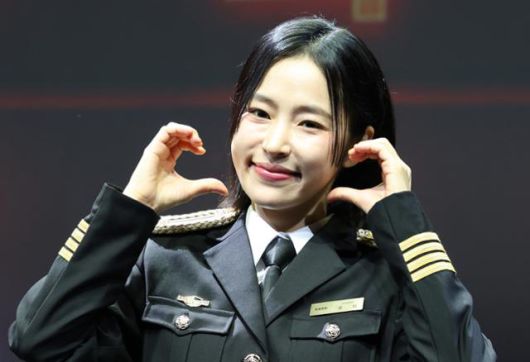 가수 홍자가 19일 오후 서울 종로구 CGV피카디리1958에서 열린 뮤직쇼 트롯열차-피카디리역의 프레스콜에서 포즈를 취하고 있다. 뉴스1